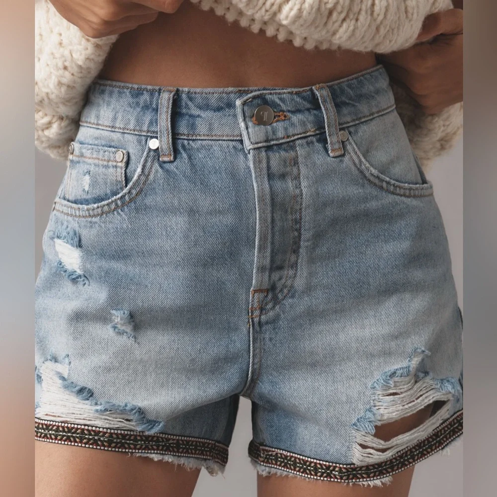 NWT Anthropologie Pilcro Distressed Embroidered Hem Denim Shorts Sz 27,28,29 - Picture 2 of 10